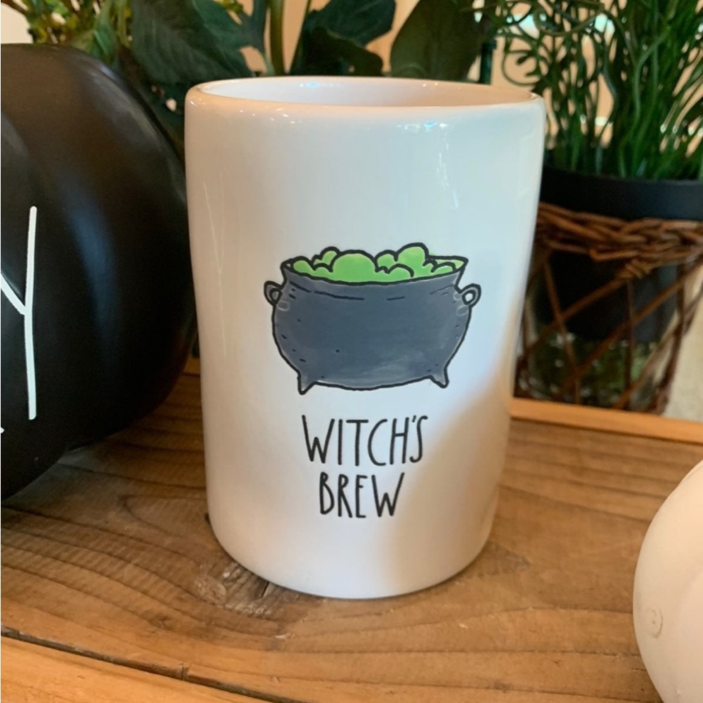 Rae DUNN "Witch's BREW" Candle
Midnight Apple Scent
